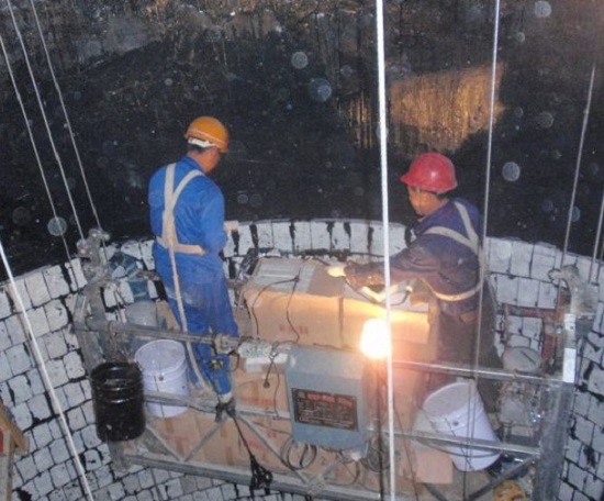 萊蕪煙囪防腐是保護(hù)與延長(zhǎng)使用壽命的關(guān)鍵措施